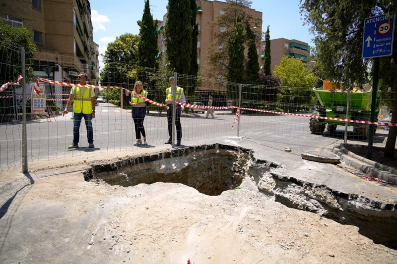 La alcaldesa de Granada, Marifrán Carazo, visita las obras de remodelación de la Carretera de Málaga. (AYUNTAMIENTO DE GRANADA)