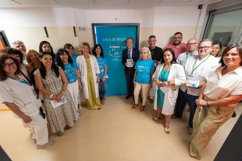 La inauguración de una sala de esparcimiento dedicada a adolescentes y jóvenes hospitalizados en la planta de Oncología del Hospital Virgen de las Nieves.ñ (JUNTA DE ANDALUCÍA)