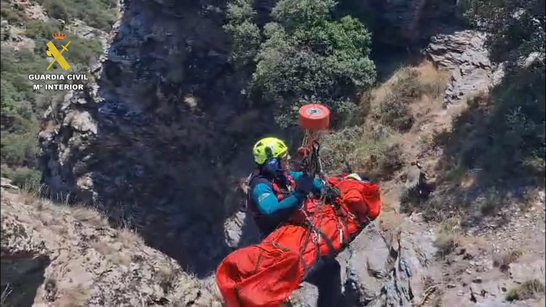 La intervención de rescate de la Guardia Civil de una mujer accidentada en el barranco del Tajo Cortés (Granada) el domingo 6 (GUARDIA CIVIL GRANADA)