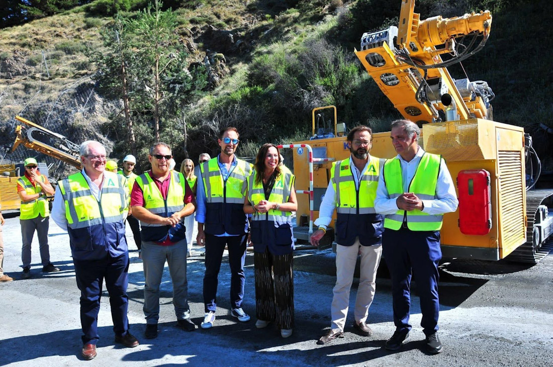 La consejera de Fomento, Articulación del Territorio y Vivienda en funciones, Rocío Díaz, en su visita a las obras de la carretera de acceso a Pradollano A-395 R1 (JUNTA DE ANDALUCÍA)
