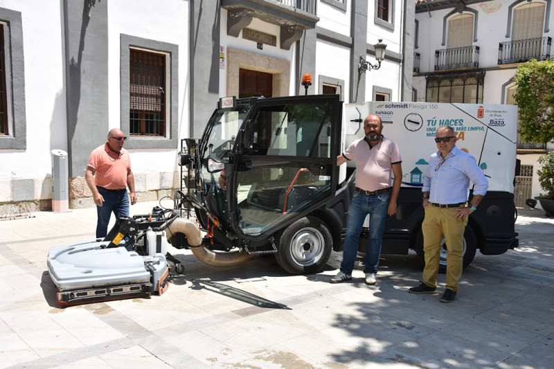 Presentación de la nueva limpiadora (AYTO. BAZA)