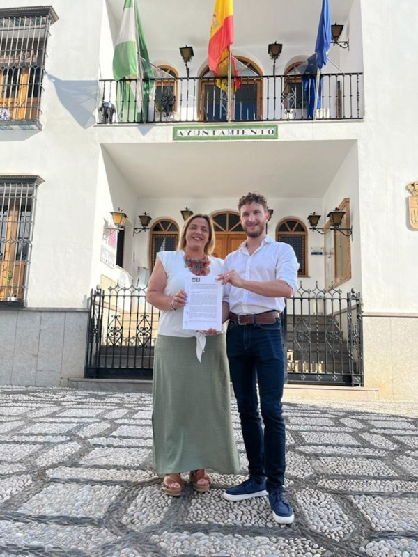 La socialista Puri López y Pablo Laguna, de IU, ante el Ayuntamiento de La Zubia en junio de 2023 (AYUNTAMIENTO)