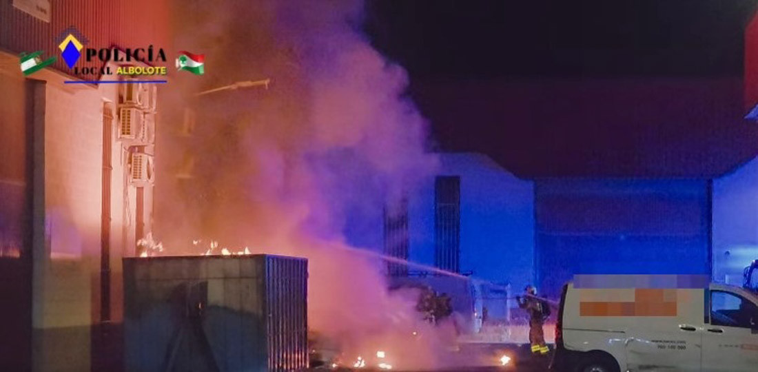Incendio de varios vehículos en el Polígo Juncaril de Albolote (POLICÍA LOCAL DE ALBOLOTE)