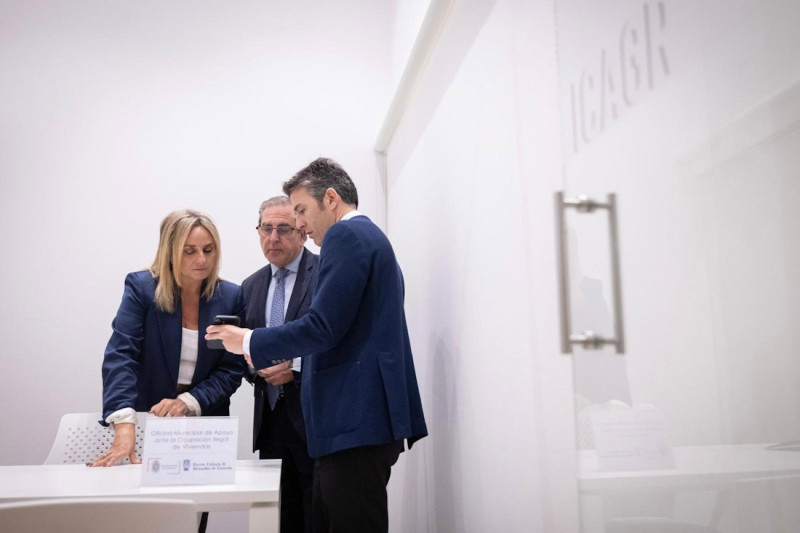 La alcaldesa de Granada, Marifrán Carazo, inaugura la Oficina Municipal para el Asesoramiento y Apoyo Jurídico ante la Ocupación Ilegal de Viviendas (AYUNTAMIENTO DE GRANADA)