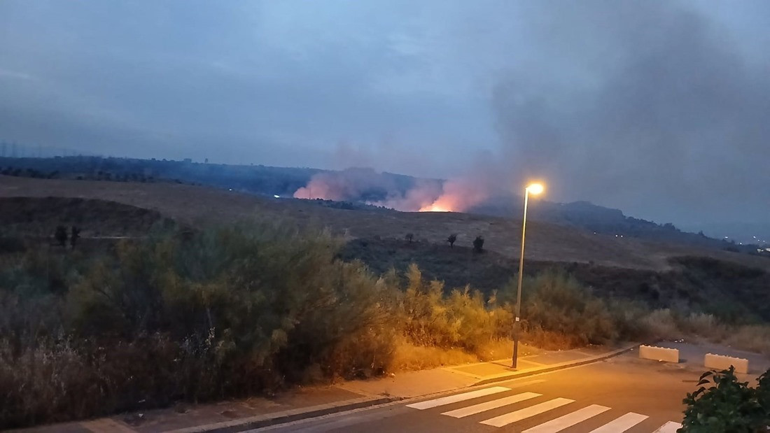Incendio forestal en el entorno de la antigua Azulejera, en Granada (INFOCA)
