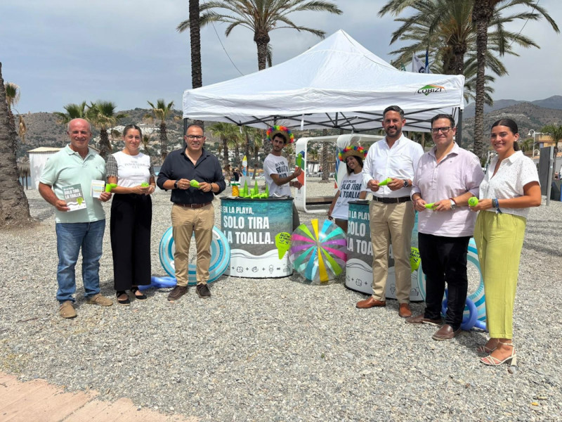 Presentación de la campaña 'En la playa, solo tira la toalla. Pequeños gestos, grandes playas' (DIPUTACIÓN DE GRANADA)