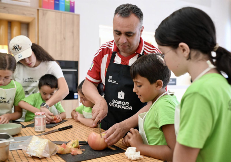 El presidente de la Diputación de Granada, Francis Rodríguez, junto a los participantes en el campamento infantil 'GastroLab' (DIPUTACIÓN DE GRANADA)