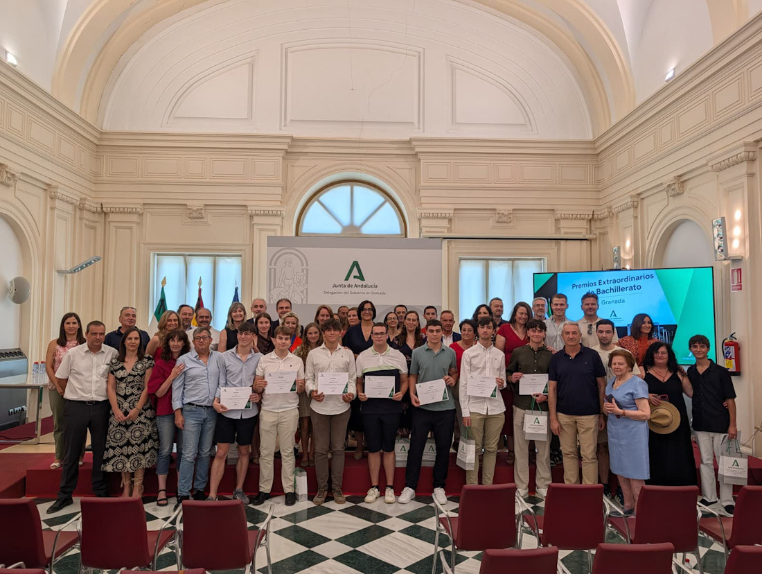 Foto de familia de los galardonados (JUNTA)