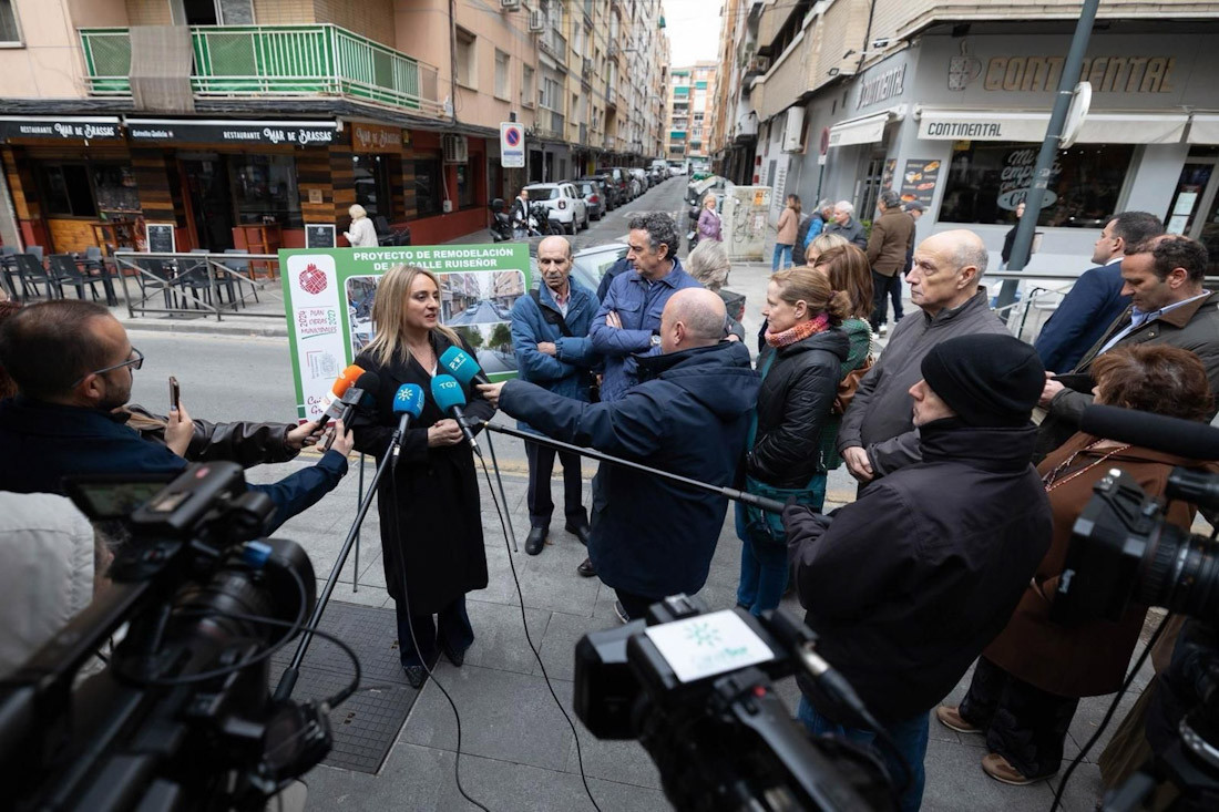 La alcaldesa de Granada, Marifrán Carazo, atiende a los medios en imagen de archivo (AYUNTAMIENTO)