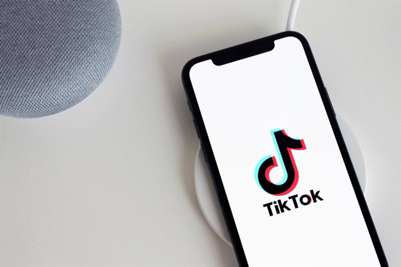Móvil con imagen de la red social TikTok (UGR)