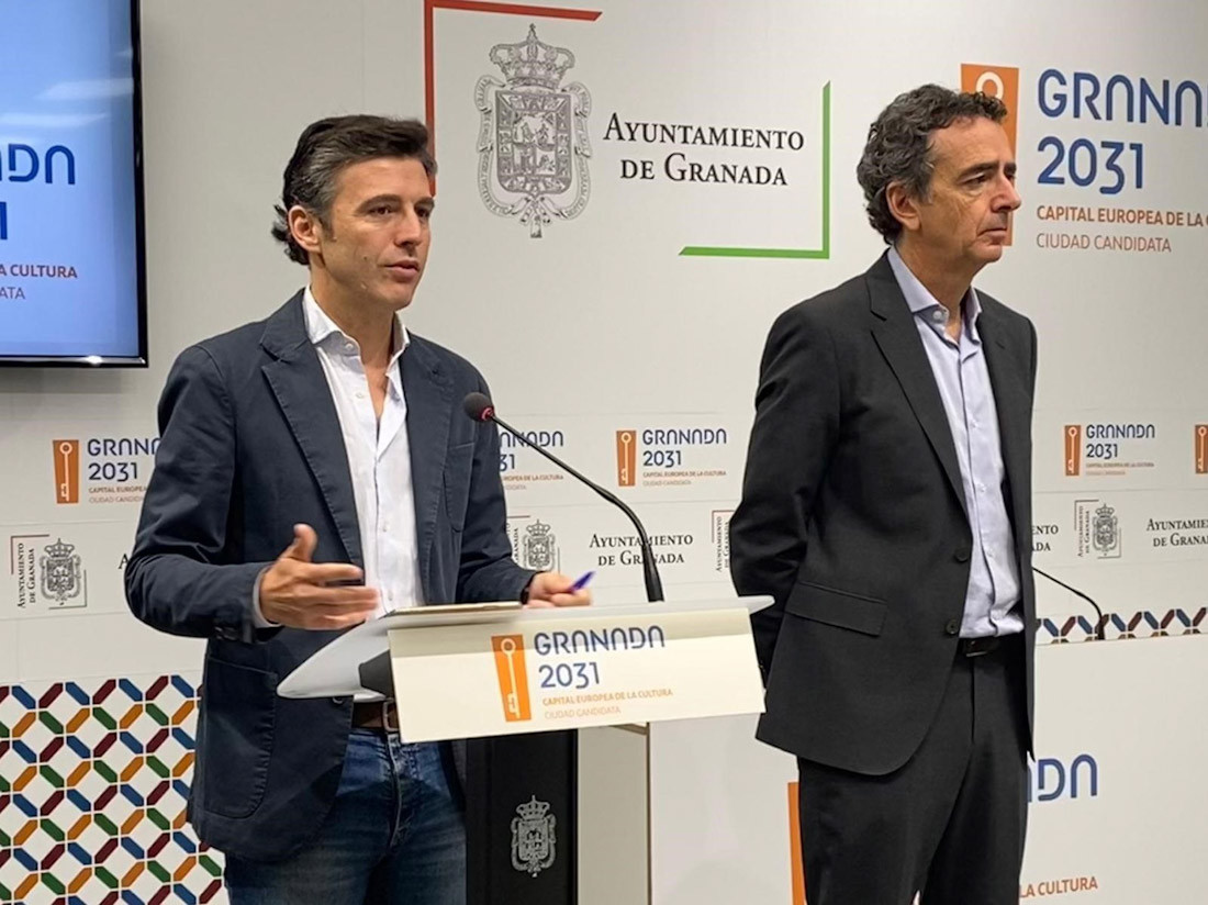 El portavoz del equipo de gobierno local de Granada, Jorge Saavedra, atiende a los medios en presencia del concejal de Urbanismo, Enrique Catalina. Archivo (AYUNTAMIENTO)