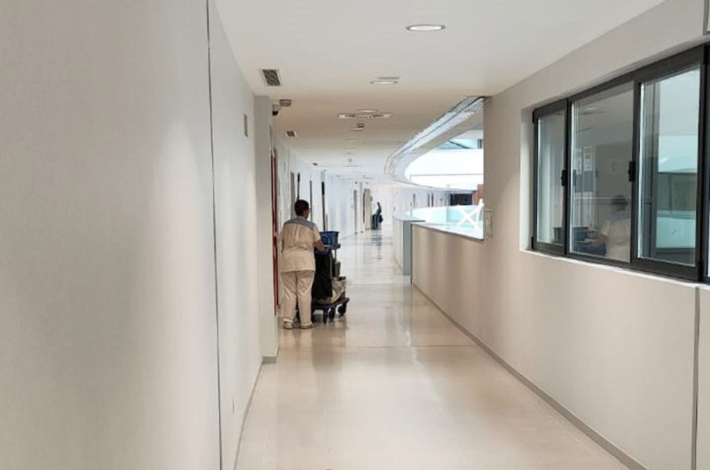 Trabajadora de la limpieza en un hospital. Archivo (CCOO)