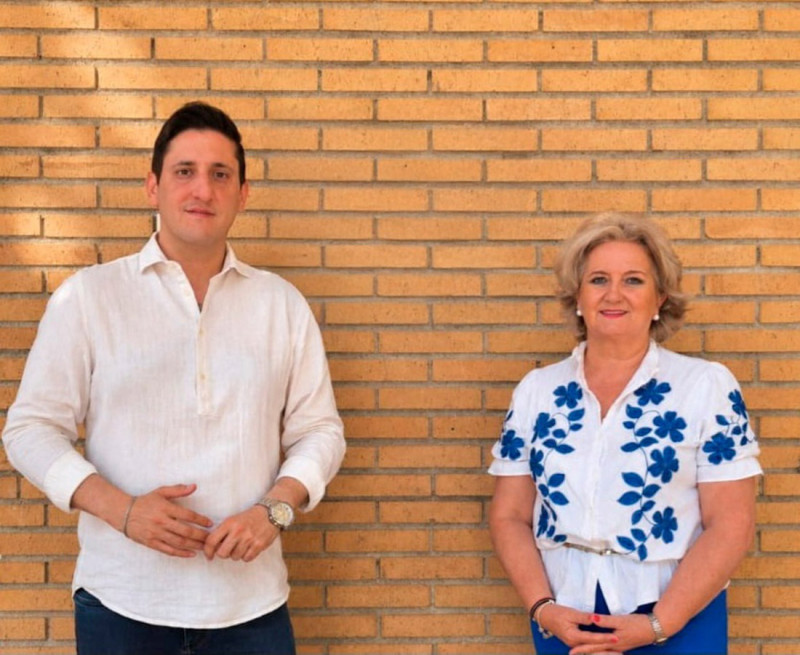 La alcaldesa de Vegas Genil, María del Carmen Ros, y el teniente de alcalde, Cristian Gálvez (PP) La alcaldesa de Vegas Genil, María del Carmen Ros, y el teniente de alcalde, Cristian Gálvez (PP)