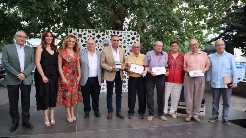 Entrega de la Cereza de oro al Patronato Provincial de turismo (AYTO. GÜEJAR SIERRA) Entrega de la Cereza de oro al Patronato Provincial de turismo (AYTO. GÜEJAR SIERRA)