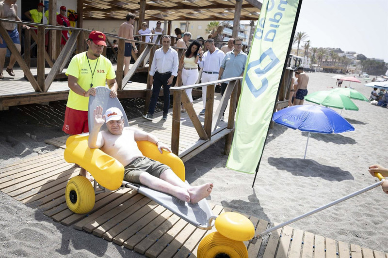 Presentacion del Presidente de la Diputación de Granada, Francis Rodriguez, del programa Playa Inclusiva en la playa de Torrenueva (ANTONIO L JUÁREZ)