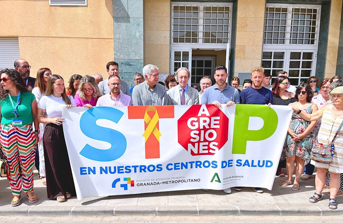 Concentración de condena a la agresión al equipo de urgencias de Dúrcal (JUNTA DE ANDALUCÍA)