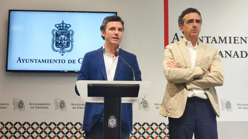El portavoz del equipo de gobierno de Granada , Jorge Saavedra, y el concejal de Urbanismo, Enrique Catalina. Archivo (AYUNTAMIENTO DE GRANADA)