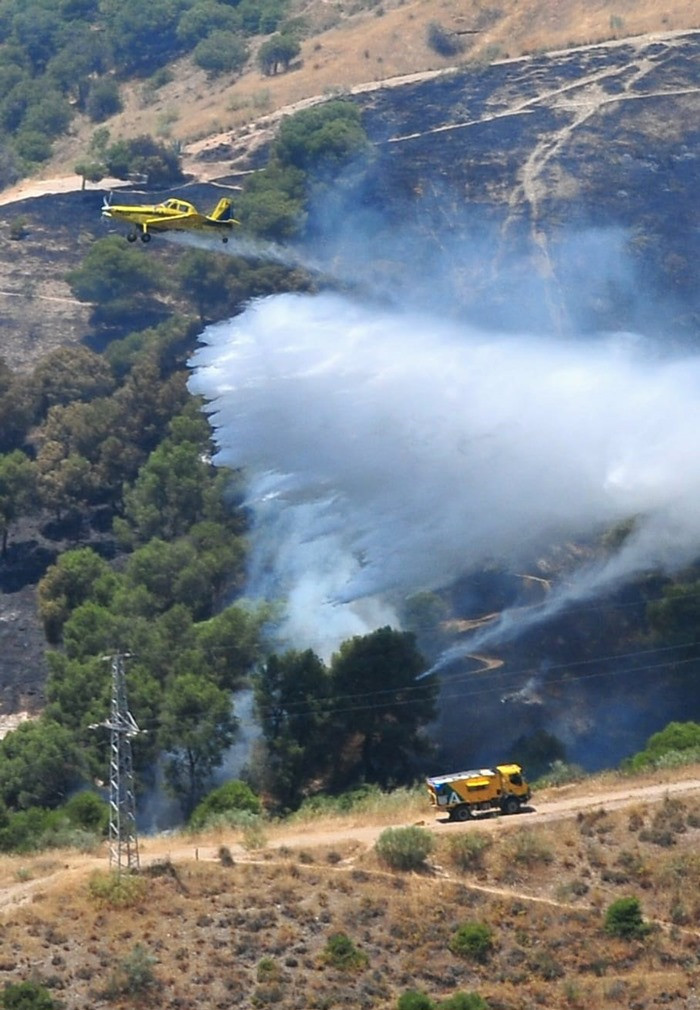 Un avión trabaja en la extinción del incendio forestal en el Sacromonte. Archivo (INFOCA)