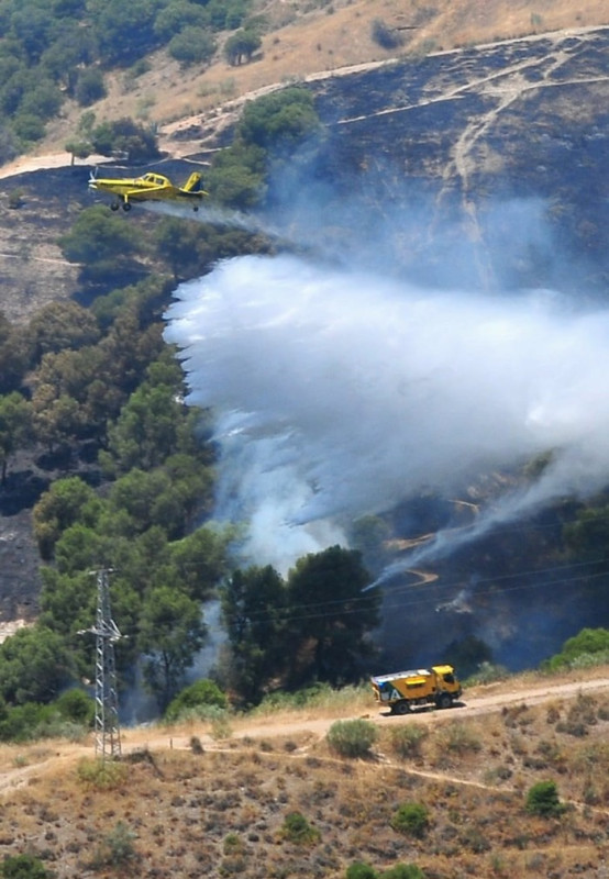 Un avión trabaja en la extinción del incendio forestal en el Sacromonte. Archivo (INFOCA)