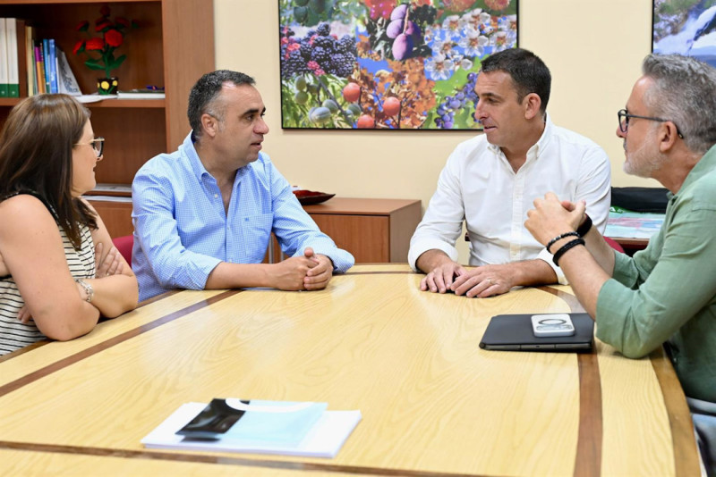 El presidente de la Diputación de Granada, Francis Rodríguez, ha mantenido un encuentro con el presidente del Grupo de Desarrollo Rural del Valle de Lecrín, Temple y Costa, Jorge Sánchez, y su gerente, María del Mar Jiménez (DIPUTACIÓN DE GRANADA)