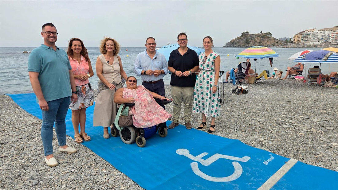 La parlamentaria andaluza del PP Rosa Fuentes en la playa de Almuñécar (PP)