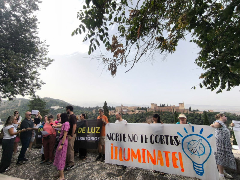 Concentración en el Mirador de San Nicolás de la Plataforma contra los Cortes de Luz del Distrito Norte (ADELANTE ANDALUCÍA)