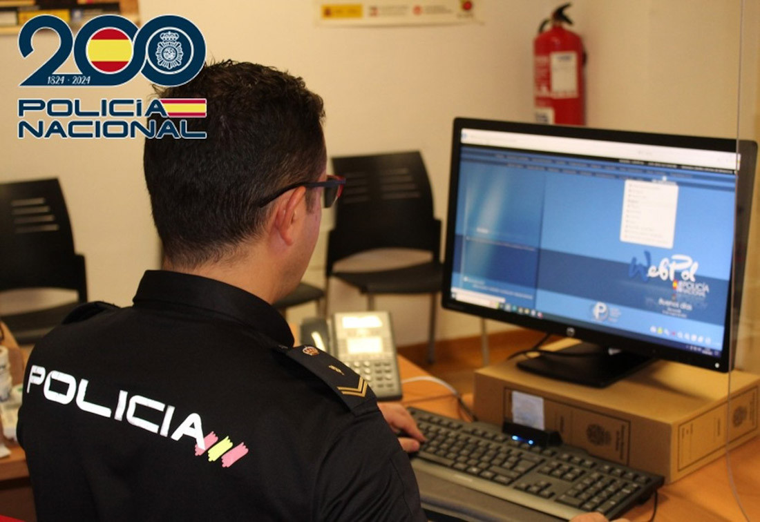 Agente de la Policía Nacional junto a un ordenador. Archivo (POLICÍA NACIONAL)