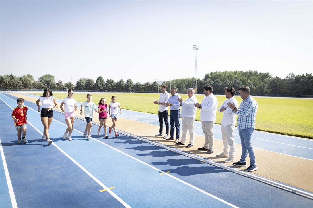 El presidente de la Diputación de Granada, Francis Rodríguez, recepciona la nueva pista de atletismo de Guadi (ANTONIO L JUÁREZ)