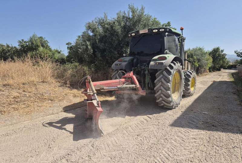 Un tractor allana el terreno de uno de los caminos rurales del municipio (ALBOLOTE INFORMACIÓN) Un tractor allana el terreno de uno de los caminos rurales del municipio (ALBOLOTE INFORMACIÓN)