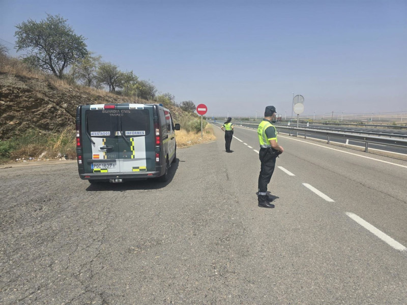 Agentes de la Guardia Civil en una carretera (GUARDIA CIVIL) Agentes de la Guardia Civil en una carretera (GUARDIA CIVIL)
