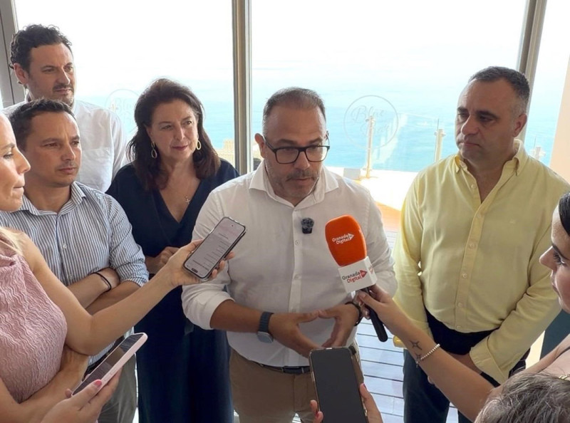 El alcalde de Almuñécar, Juan José Ruiz Joya, atiende a los medios junto al presidente de la Diputación, Francis Rodríguez (AYUNTAMIENTO DE ALMUÑÉCAR)