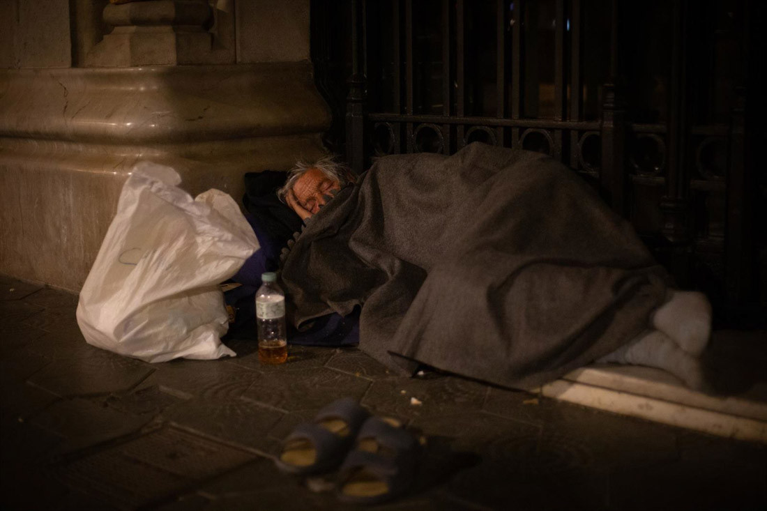 Un hombre sin hogar durmiendo en la calle. Archivo DAVID ZORRAKINO - EUROPA PRESS)