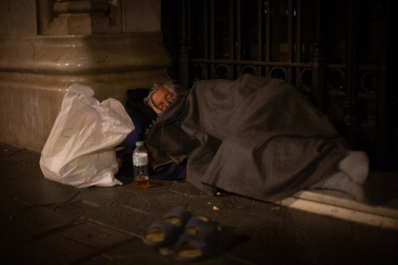 Un hombre sin hogar durmiendo en la calle. Archivo DAVID ZORRAKINO - EUROPA PRESS) Un hombre sin hogar durmiendo en la calle. Archivo DAVID ZORRAKINO - EUROPA PRESS)