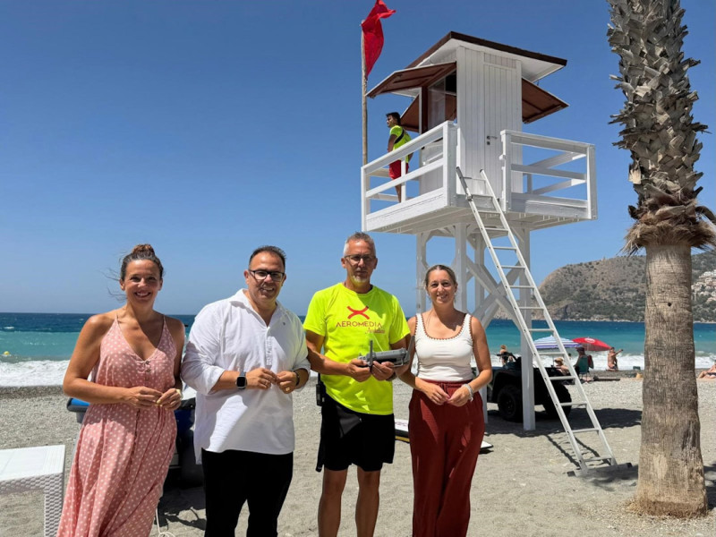Autoridades locales junto a la torreta del servicio de Salvamento y Socorrismo en la playa de La Herradura (AYUNTAMIENTO DE ALMUÑÉCAR - LA HERRADURA)