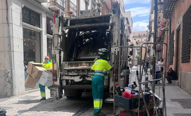 Recogida de basuras en la calle San Jerónimo en Granada (EUROPA PRESS)