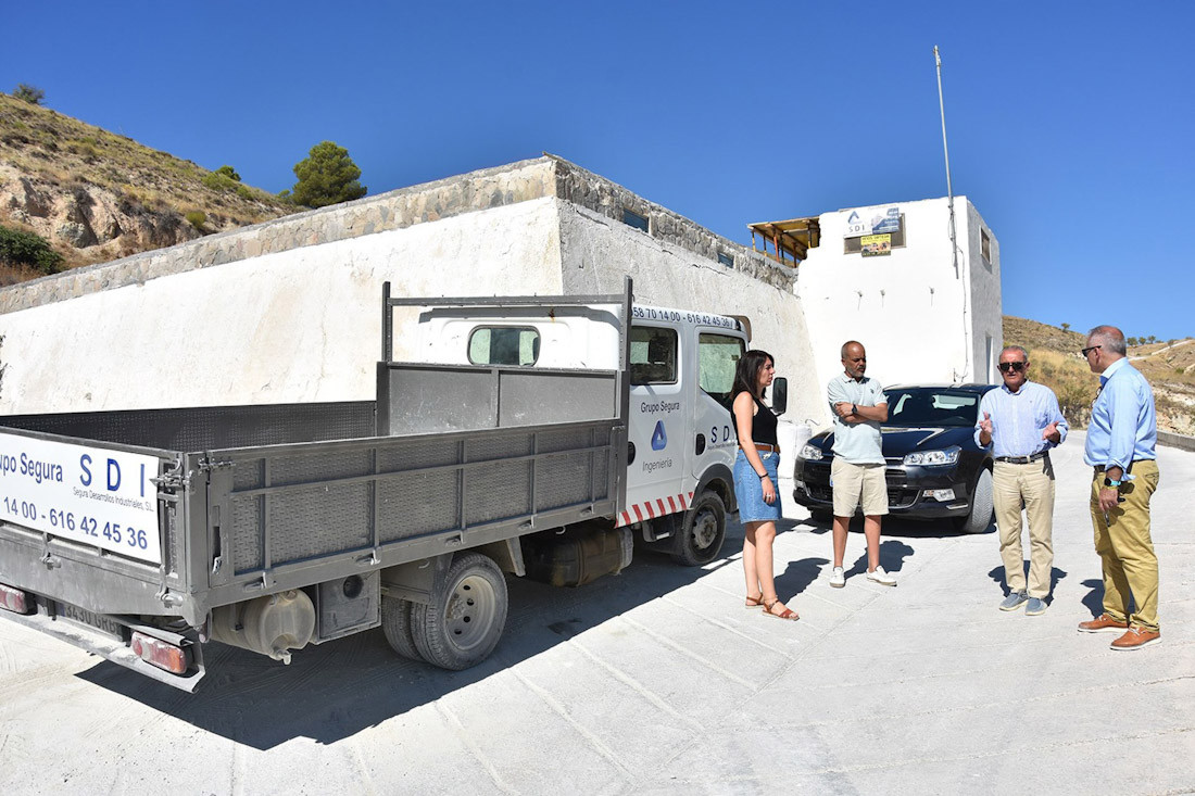 Visita del alcalde y la concejala de Urbanismo a las obras del depósito municipal cuya cubierta va a ser renovada por completo y donde también se intervendrá en la impermeabilización de los vasos (AYUNTAMIENTO DE BAZA)