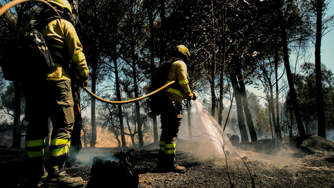 Bomberos del Infoca en tareas de extinción (INFOCA)