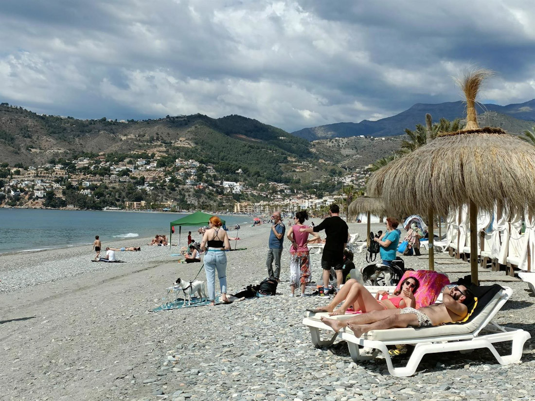 Turistas en la playa de La Herradura, en imagen de archivo (AYUNTAMIENTO DE ALMUÑÉCAR/ARCHIVO(
