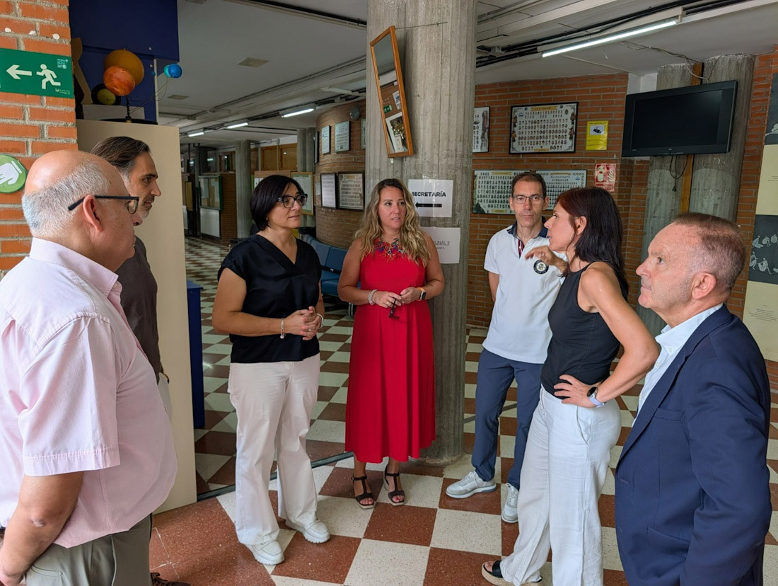 La delegada territorial de Educación, María José Martín Gómez, ha visitado las obras que la Agencia Pública de Educación está ejecutando en el edificio. (JUNTA)