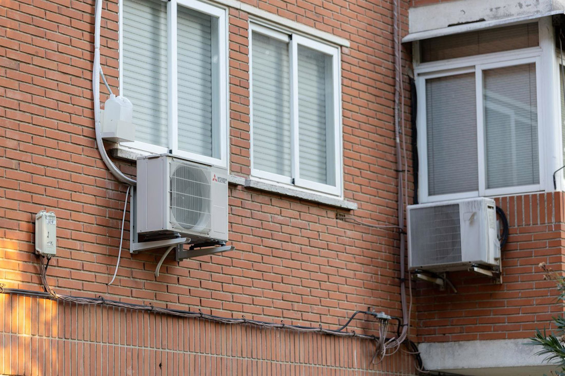 Imagen de archivo de varios aparatos de aire acondicionado en la fachada de un edificio (EDUARDO PARRA - EUROPA PRESS)