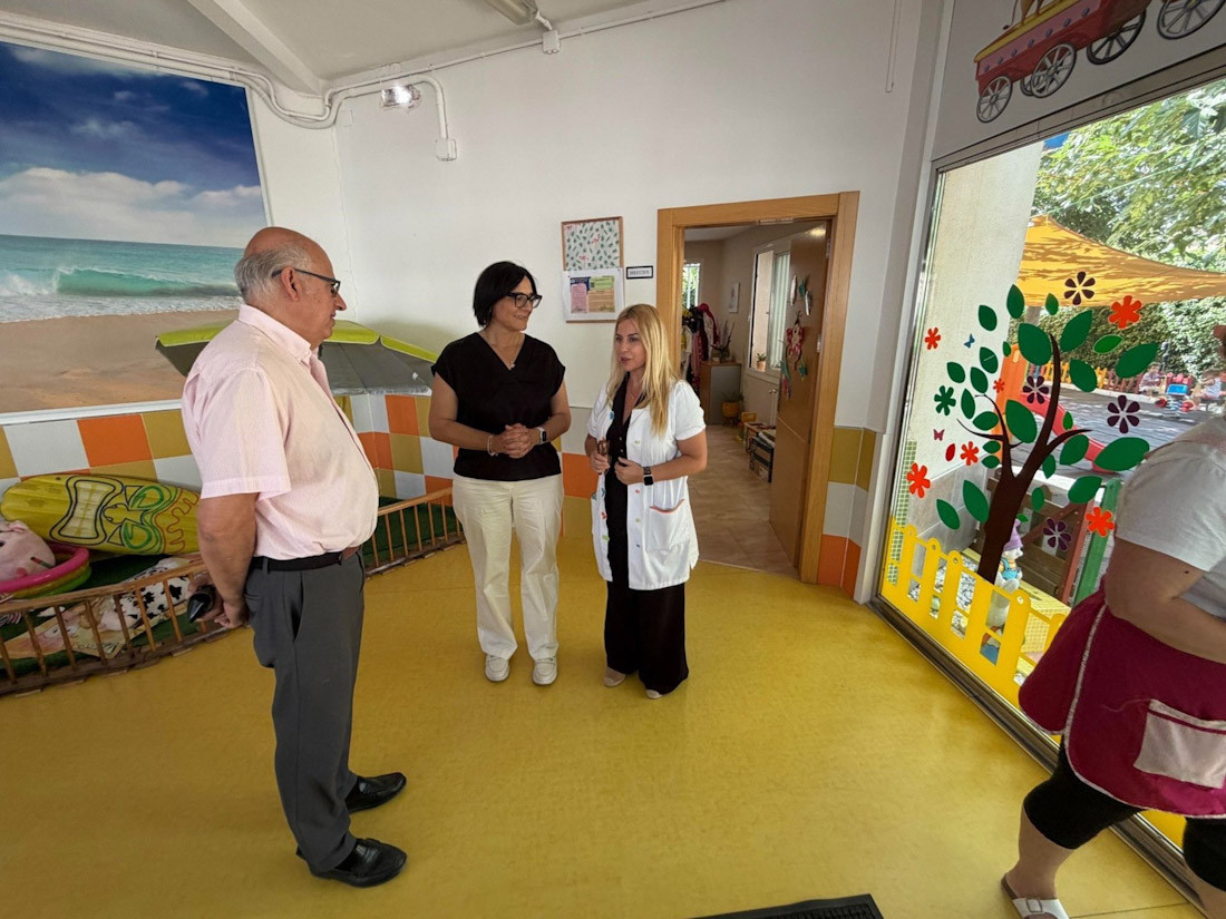La delegada de Desarrollo Educativo de la Junta de Andalucía en Granada, María José Martín Gómez, ha visitado la Escuela Infantil Virgen Inmaculada en la capital para conocer la actuación que se va a ejectuar para renovar la cubierta del edificio (JUNTA)
