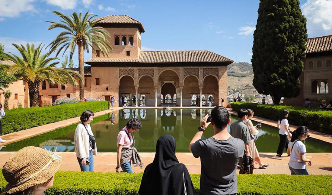 Un grupo de turistas visita la Alhambra de Granada. (JUNTA DE ANDALUCÍA)