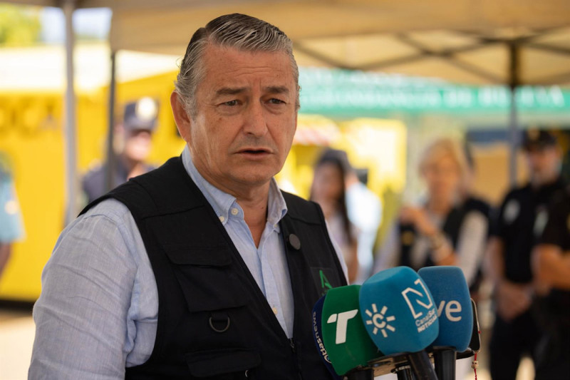 El consejero de Presidencia, Sanidad y Emergencias, Antonio Sanz, en el puesto de mando avanzando por el incendio de Niebla, en Huelva (CLARA CAMPOS / EUROPA PRESS)
