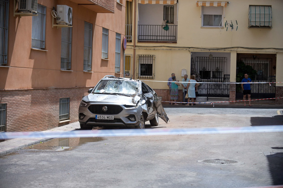 Estado de un coche en Armilla tras caerle rle una  cornisa  (GP MEDIA)