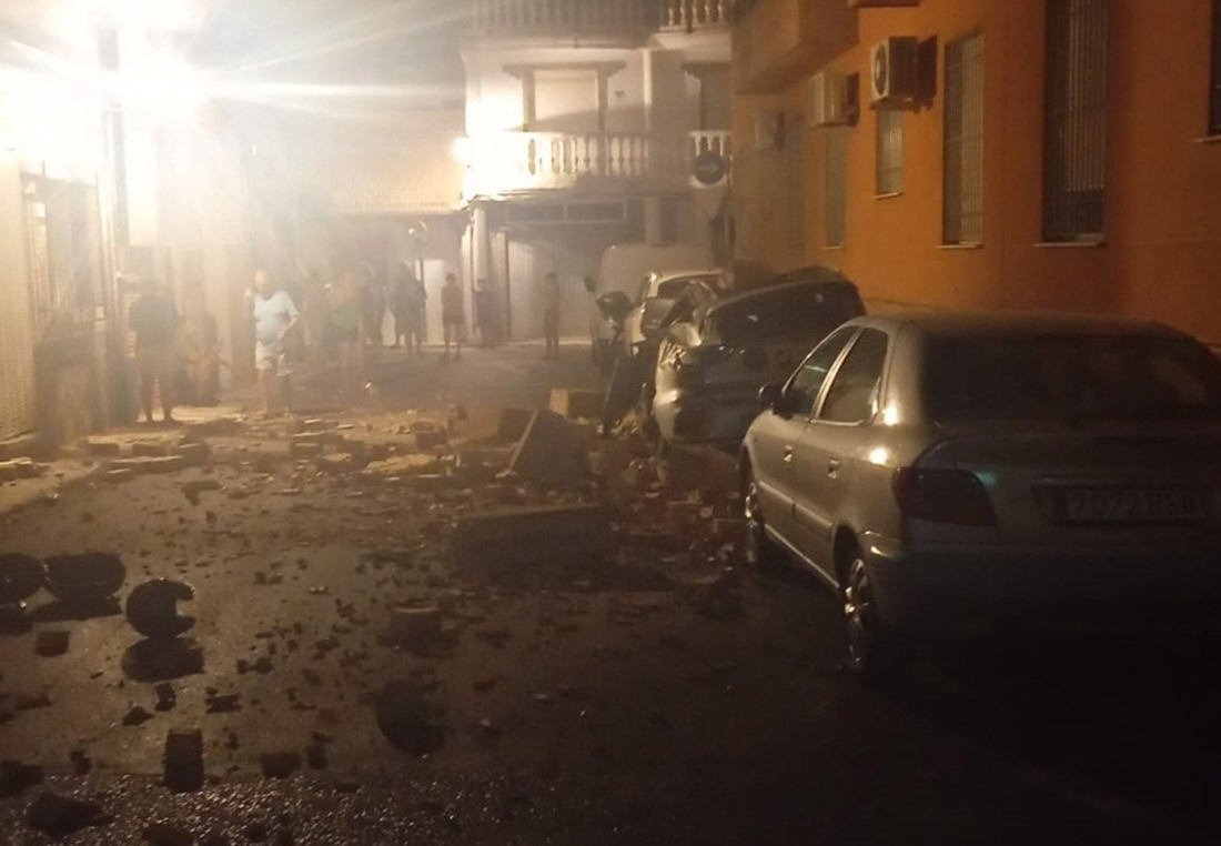 Vehículos afectados por los desprendimientos desde edificios en la ciudad de Armilla con motivo del terremoto de la madrugada del sábado 15 de agosto de 2026 (CEDIDA A EUROPA PRESS)