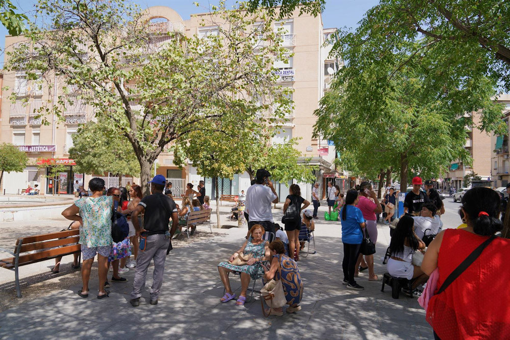 Los granadinos en la calle por miedo a nuevos terremotos (ARSENIO ZURITA - EUROPA PRESS)