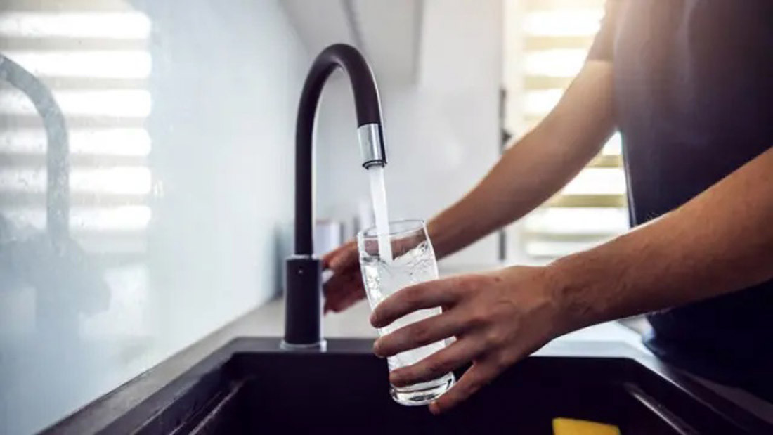 Una persona toma un vaso de agua del grifo (AYUNTAMIENTO)