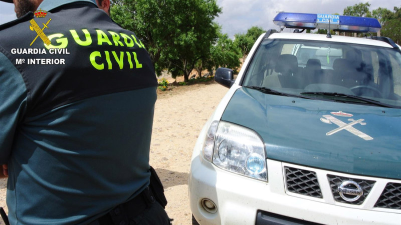 Agente de la Guardia Civil junto a su vehículo (GUARDIA CIVIL) Agente de la Guardia Civil junto a su vehículo (GUARDIA CIVIL)