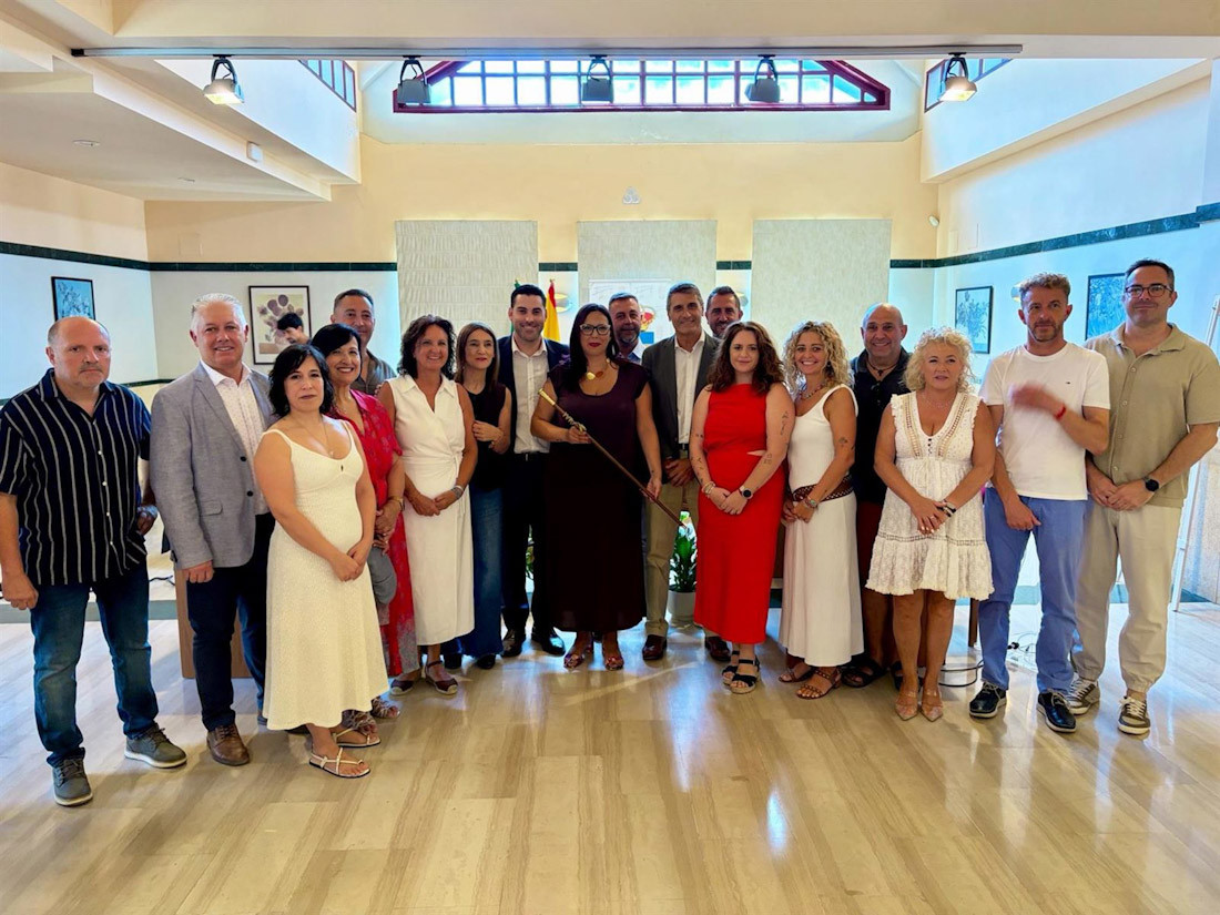 Grupo socialista en el Ayuntamiento de Dúrcal junto a la nueva alcaldesa de la localidad, Ángela Ruiz, (AYUNTAMIENTO DE DÚRCAL)