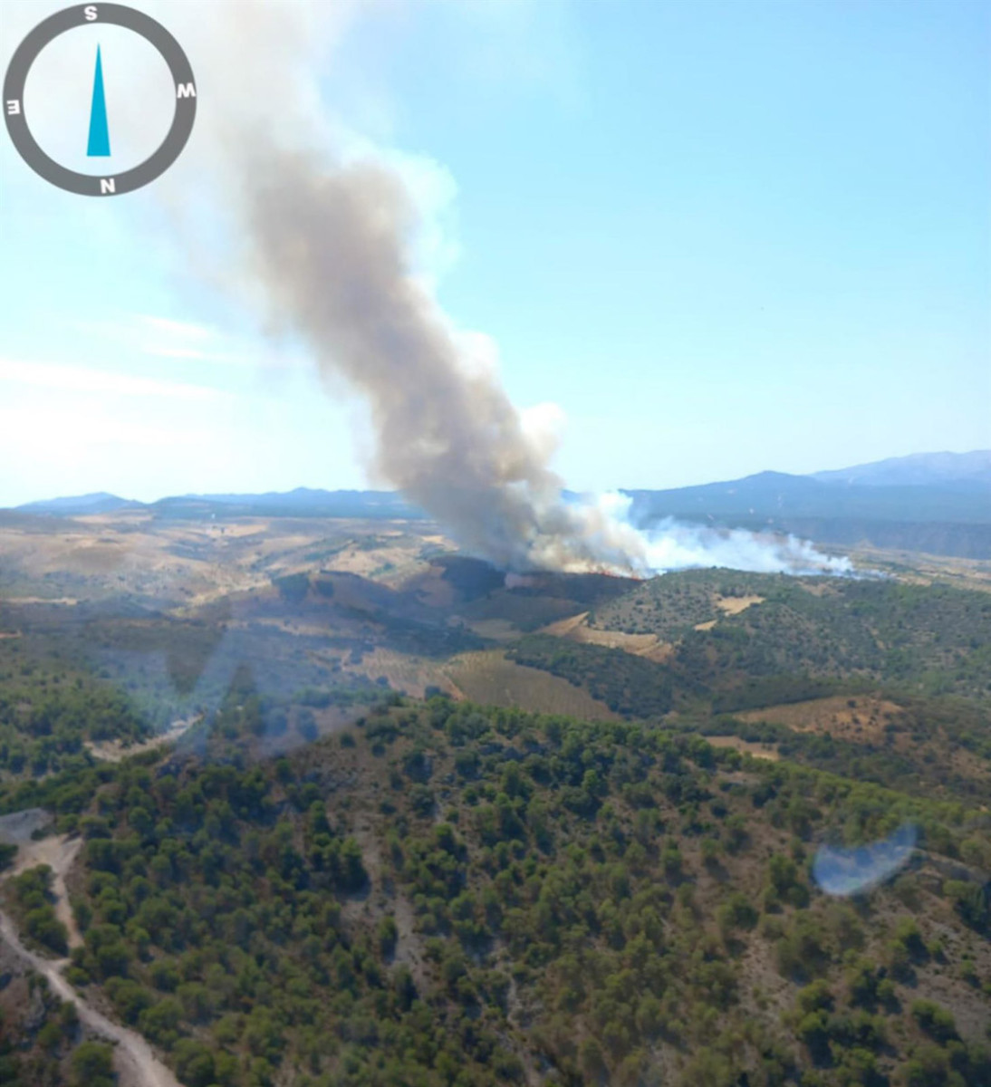 Una de las primeras imágenes del incendio declarado en Jayena (PLAN INFOCA)